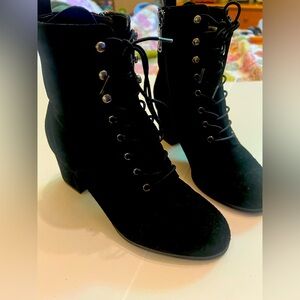 Blondo sz 7.5M black lace up suede booties